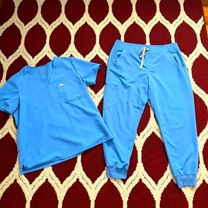 Figs scrubs large top large petit bottom